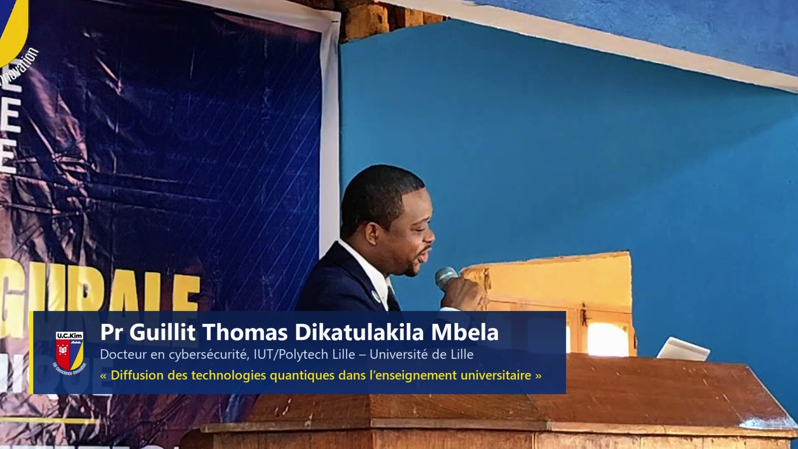 Le Professeur Guillit Thomas Dikatulakila Mbela au pupitre du colloque